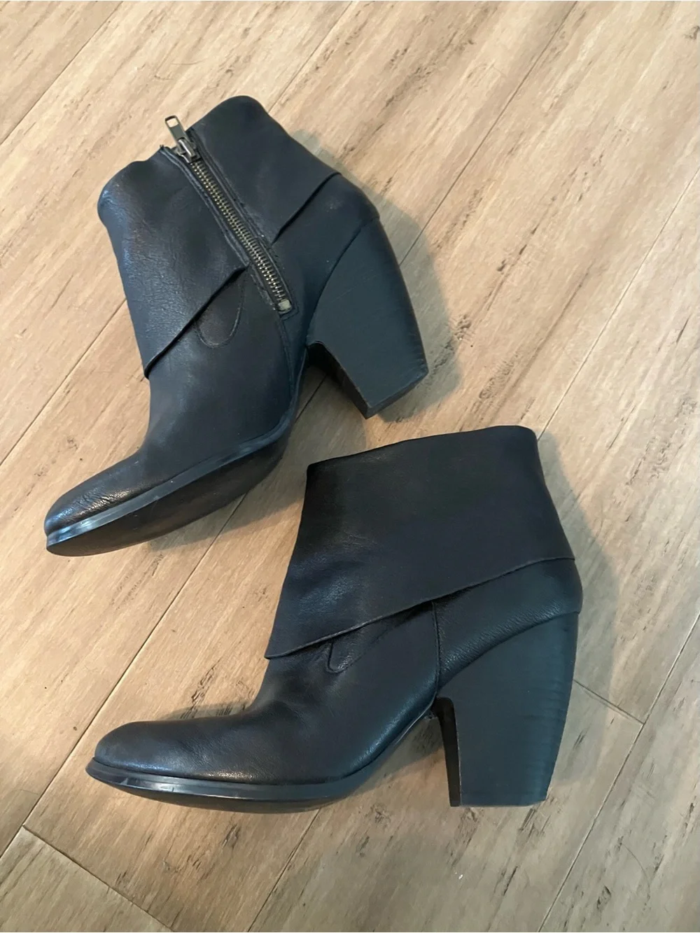 Nine West women black leather fold over heeled side zip ankle boot. Size 8.5